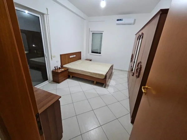Tirane, jepet me qera apartament 2+1+Ballkon Kati 4, 100 m² 600 € (PICERI PAVAROTI)