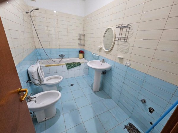 Tirane, jepet me qera apartament 2+1+Ballkon Kati 4, 100 m² 600 € (PICERI PAVAROTI)