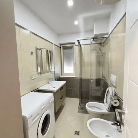 Tirane, jepet me qera apartament 1+1 Kati 1, 60 m² 570 € (Dhanas Ziko)