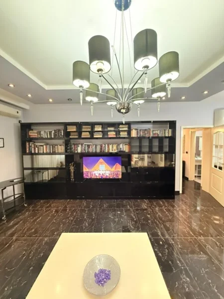 Tirane, jepet me qera apartament 3+1+Ballkon Kati 4, 140 m² 1.350 € (BLLOK)