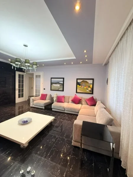 Tirane, jepet me qera apartament 3+1+Ballkon Kati 4, 140 m² 1.350 € (BLLOK)