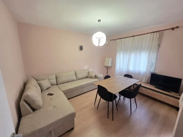 Tirane, jepet me qera apartament 1+1+Ballkon Kati 4, 67 m² 60'000 Leke (Myslym Shyri)