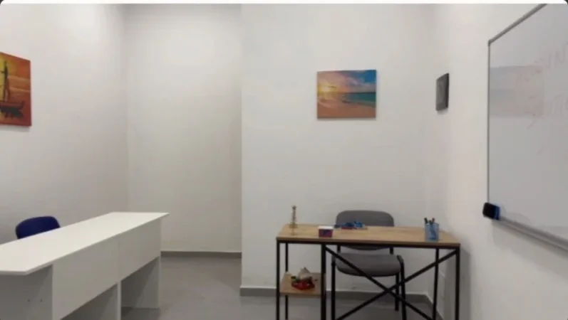 Tirane, jepet me qera zyre Kati 1, 20 m² 300€ (Rruga Frosina Plaku; Kompleksi Kontakt)