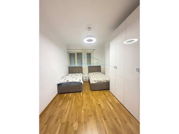 Tirane, jepet me qera apartament 2+1+Ballkon Kati 4, 95 m² 600 € (Unaza e Re)