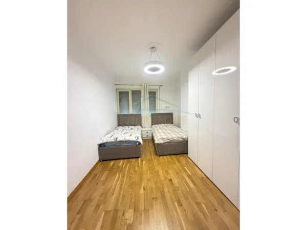 Tirane, jepet me qera apartament 2+1+Ballkon Kati 4, 95 m² 600 € (Unaza e Re)