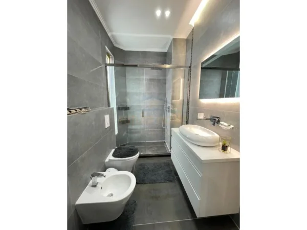 Tirane, jepet me qera apartament 2+1+Ballkon Kati 8, 119 m² (Stadiumi Arena)