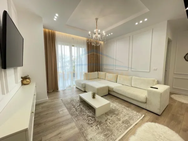 Tirane, jepet me qera apartament 2+1+Ballkon Kati 8, 119 m² (Stadiumi Arena)