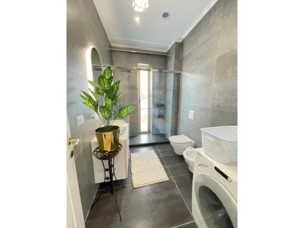 Tirane, jepet me qera apartament 2+1+Ballkon Kati 8, 119 m² (Stadiumi Arena)