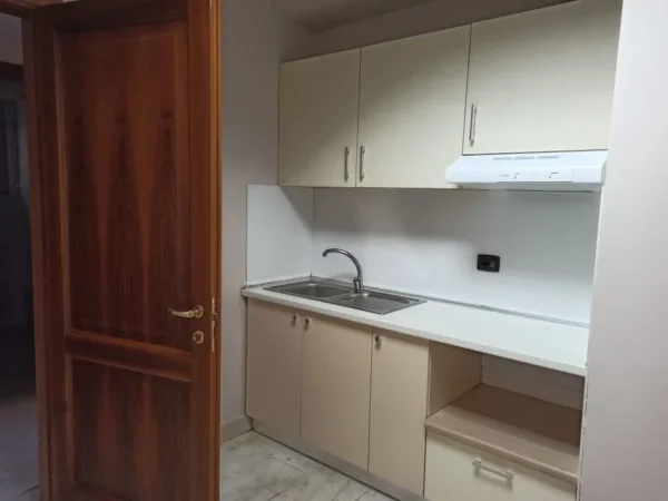 Tirane, jepet me qera zyre Kati 7, 130 m² 1.870 € (Qender)