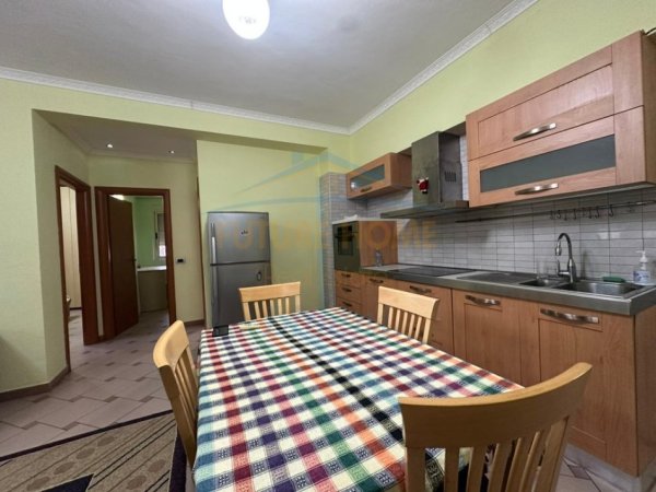 Tirane, jepet me qera apartament 1+1+Ballkon Kati 1, 67 m² 650 € (Rruga e Bogdaneve)