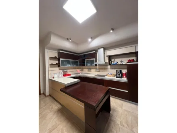 Tirane, jepet me qera apartament 3+1+Ballkon Kati 9, 196 m² (ETC)