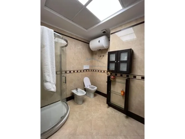 Tirane, jepet me qera apartament 3+1+Ballkon Kati 9, 196 m² (ETC)