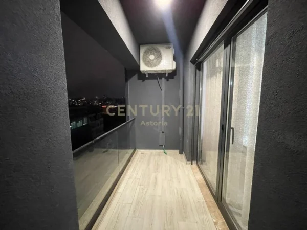 Tirane, jepet me qera apartament 1+1+Ballkon Kati 5, 77 m² 500 € (feizi himso unaza e re)