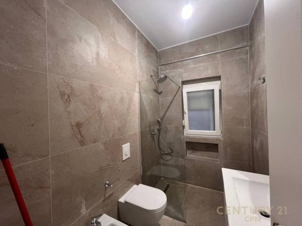 Tirane, jepet me qera apartament 1+1 Kati 1, 55 m² 450 € (komuna e parisit)