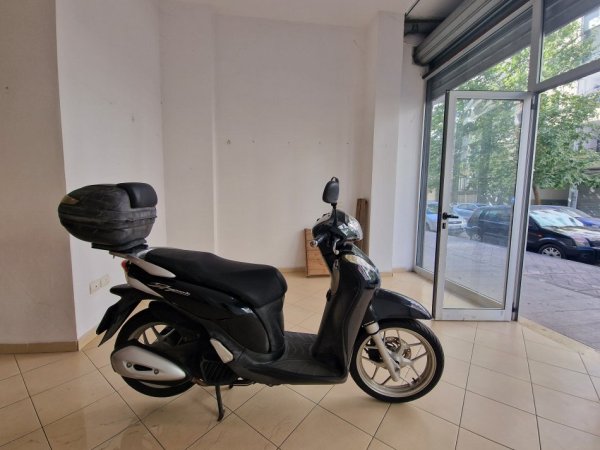 Tirane, shes Scooter Honda Sh 125 Mode , e zeze 25 km 1.999 €