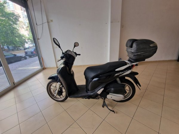 Tirane, shes Scooter Honda Sh 125 Mode , e zeze 25 km 1.999 €