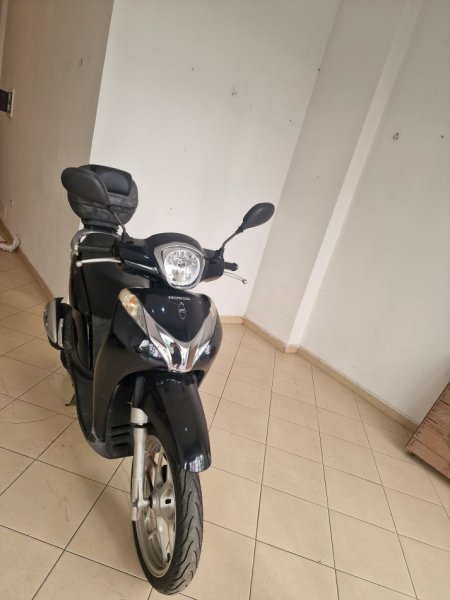 Tirane, shes Scooter Honda Sh 125 Mode , e zeze 25 km 1.999 €