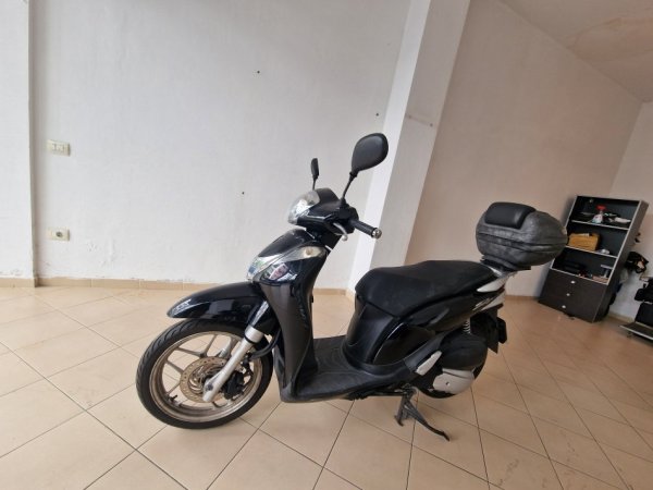 Tirane, shes Scooter Honda Sh 125 Mode , e zeze 25 km 1.999 €