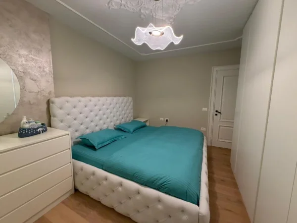 Tirane, shitet apartament 2+1+2 Poste Parkimi, Kati 2, 116 m² (Rruga e Bogdaneve)