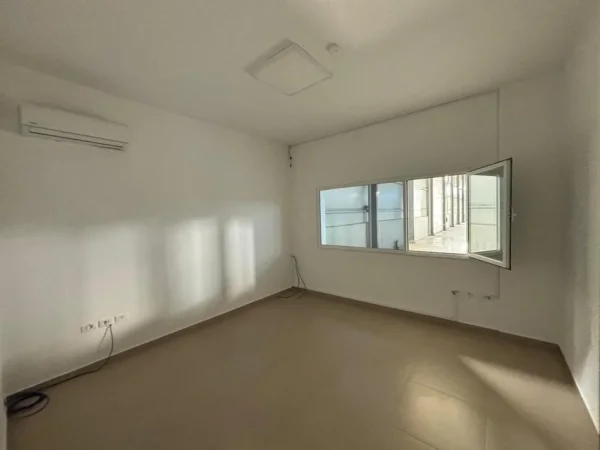 Tirane, jepet me qera ambjent biznesi Kati 0, 4.300 m² 5.000 € (VORE)