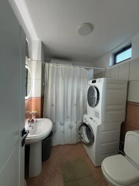 Tirane, jepet me qera apartament 3+1 , 120 m² 1.500 € (Stadiumi Dinamo)