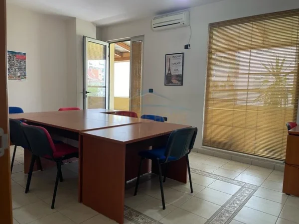 Tirane, jepet me qera zyre Kati 2, 196 m² 1.000 € (DON BOSKO)