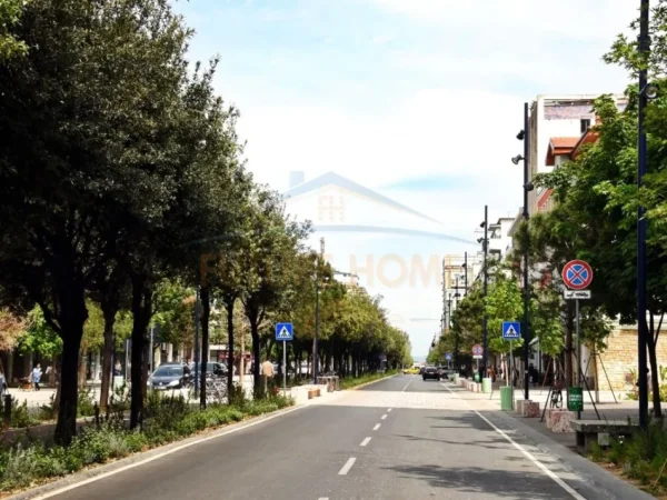 Tirane, jepet me qera zyre Kati 5, 300 m² 2.000 € (Bulevardi Zogu i Pare)