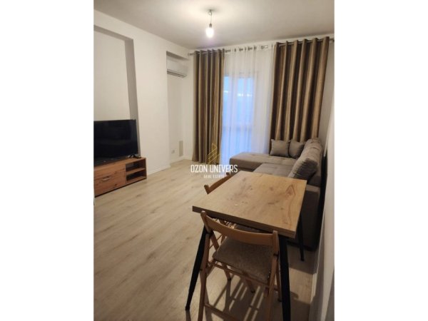 Tirane, jepet me qera apartament 2+1+Ballkon Kati 4, 90 m² 500 € (Univers City)