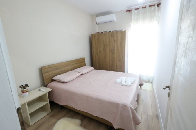 Tirane, jepet me qera apartament 1+1 Kati 4, 65 m² 362 € (Fresku.)
