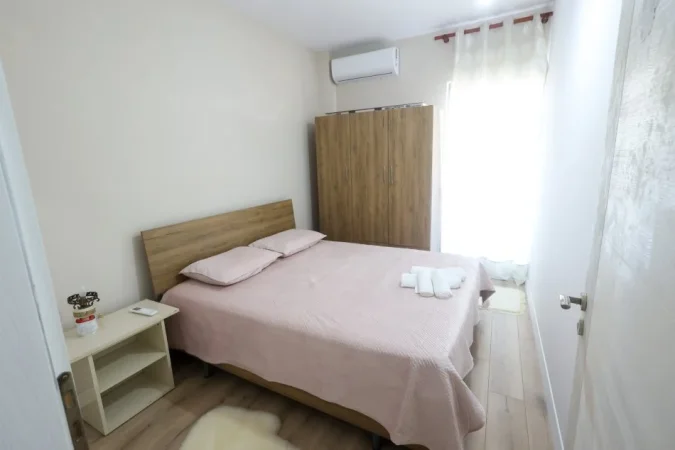 Tirane, jepet me qera apartament 1+1 Kati 4, 65 m² 362 € (Fresku.)