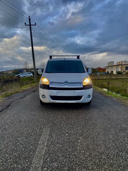 Kavaje, Shitet citroen berlingo motor 1.6  Nafte, e bardhë manuale Kondicioner 19.600 km 3.700 €