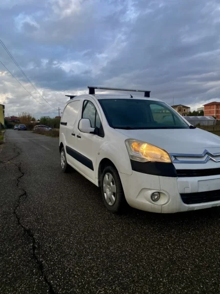 Kavaje, Shitet citroen berlingo motor 1.6  Nafte, e bardhë manuale Kondicioner 19.600 km 3.700 €