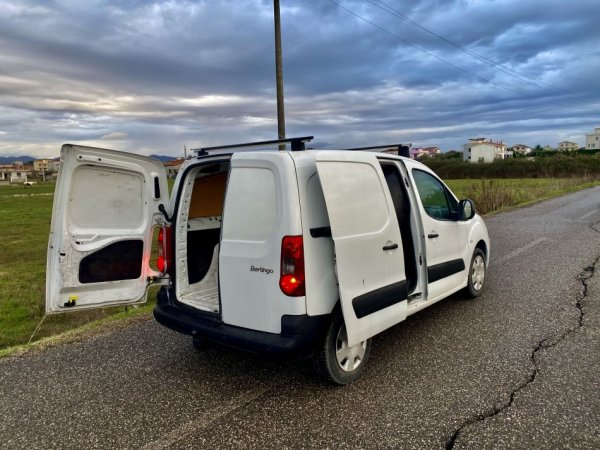 Kavaje, shes makine Nafte, e bardhë manuale Kondicioner 19.600 km 3.700 €