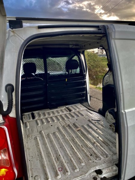 Kavaje, shes makine Nafte, e bardhë manuale Kondicioner 19.600 km 3.700 €