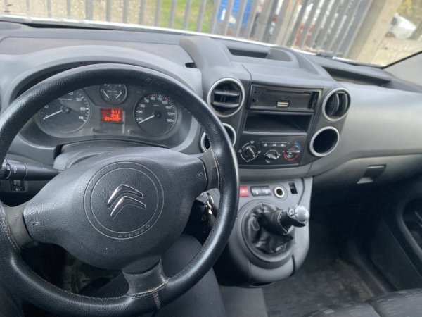 Kavaje, shes makine Nafte, e bardhë manuale Kondicioner 19.600 km 3.700 €