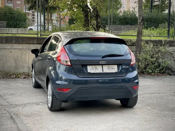 Tirane, shes makine FORD FIESTA TITANIUM Benzin+Gaz, gri metalizato manuale Klima 167.000 km 4.790 €
