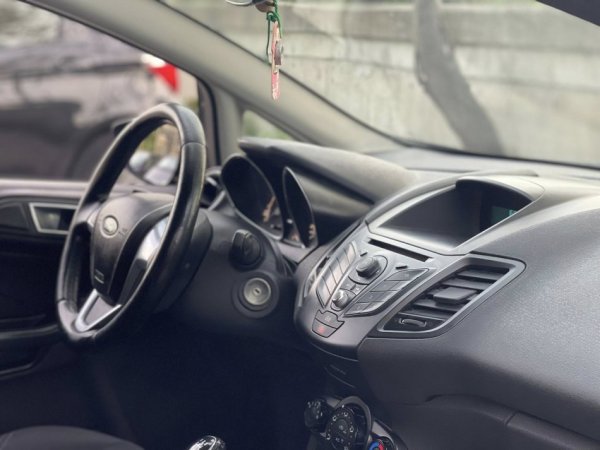 Tirane, shes makine FORD FIESTA TITANIUM Benzin+Gaz, gri metalizato manuale Klima 167.000 km 4.790 €