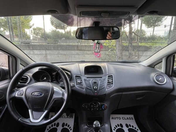 Tirane, shes makine FORD FIESTA TITANIUM Benzin+Gaz, gri metalizato manuale Klima 167.000 km 4.790 €