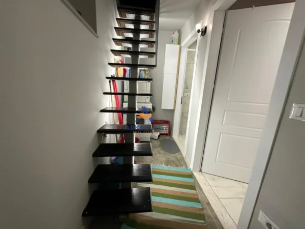 Tirane, jepet me qera apartament 1+1 , 50 m² 572 € (SHKOLLA E KUQE)