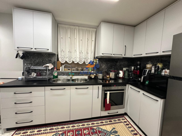 Tirane, jepet me qera apartament 1+1 , 50 m² 572 € (SHKOLLA E KUQE)