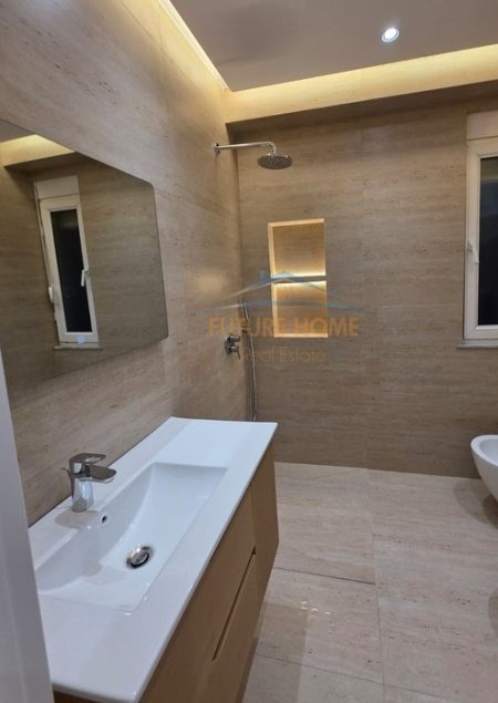 Shitet, Apartament 2+1+2 me verande, tek Ish Ekspozita, Tiranë