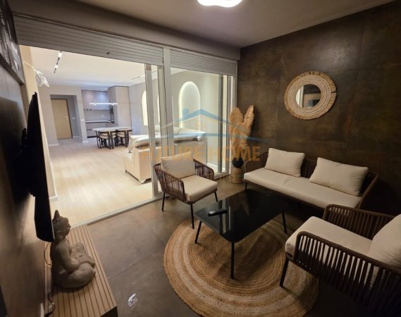 Shitet, Apartament 2+1+2 me verande, tek Ish Ekspozita, Tiranë