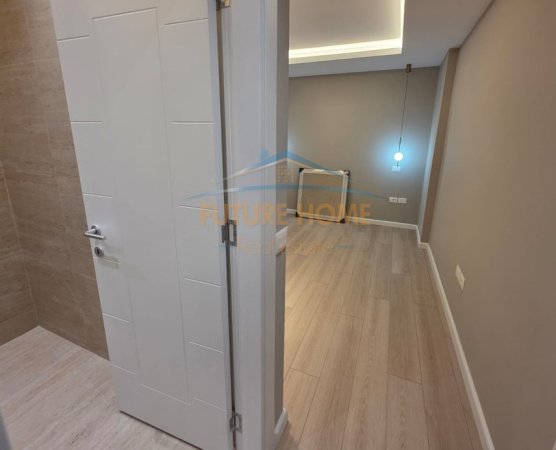Shitet, Apartament 2+1+2 me verande, tek Ish Ekspozita, Tiranë