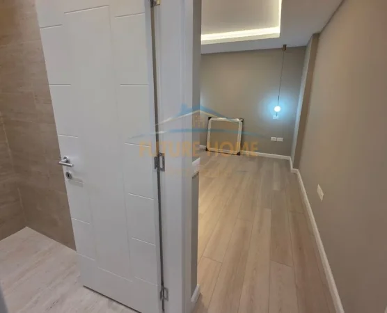 Shitet, Apartament 2+1+2 me verande, tek Ish Ekspozita, Tiranë