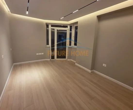 Shitet, Apartament 2+1+2 me verande, tek Ish Ekspozita, Tiranë