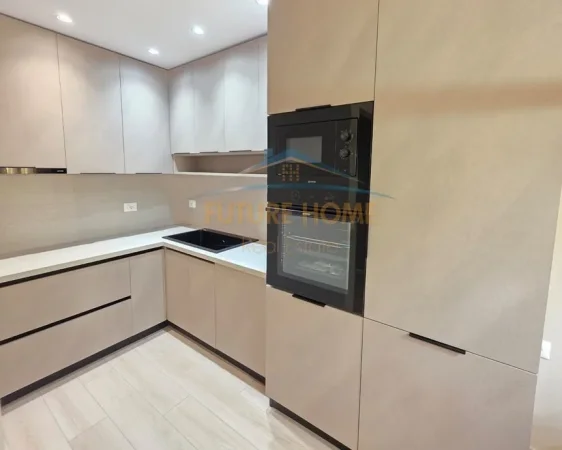 Shitet, Apartament 2+1+2 me verande, tek Ish Ekspozita, Tiranë