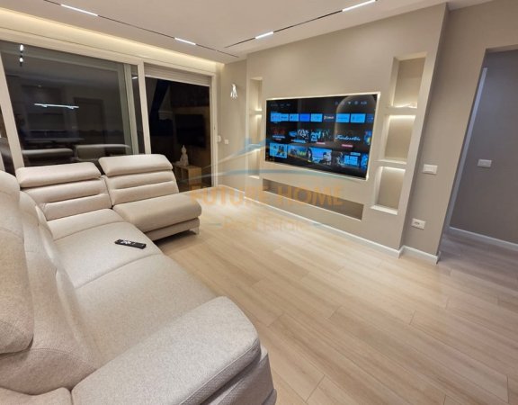 Shitet, Apartament 2+1+2 me verande, tek Ish Ekspozita, Tiranë