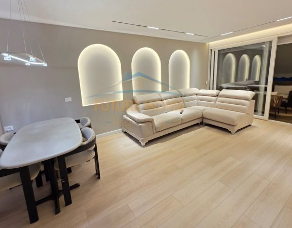 Shitet, Apartament 2+1+2 me verande, tek Ish Ekspozita, Tiranë