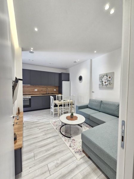 Tirane, jepet me qera apartament 1+1+Ballkon Kati 4, 60 m² 400 € (Shkoze/Rr.Ali Shefqeti)