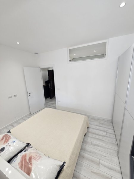 Tirane, jepet me qera apartament 1+1+Ballkon Kati 4, 60 m² 400 € (Shkoze/Rr.Ali Shefqeti)